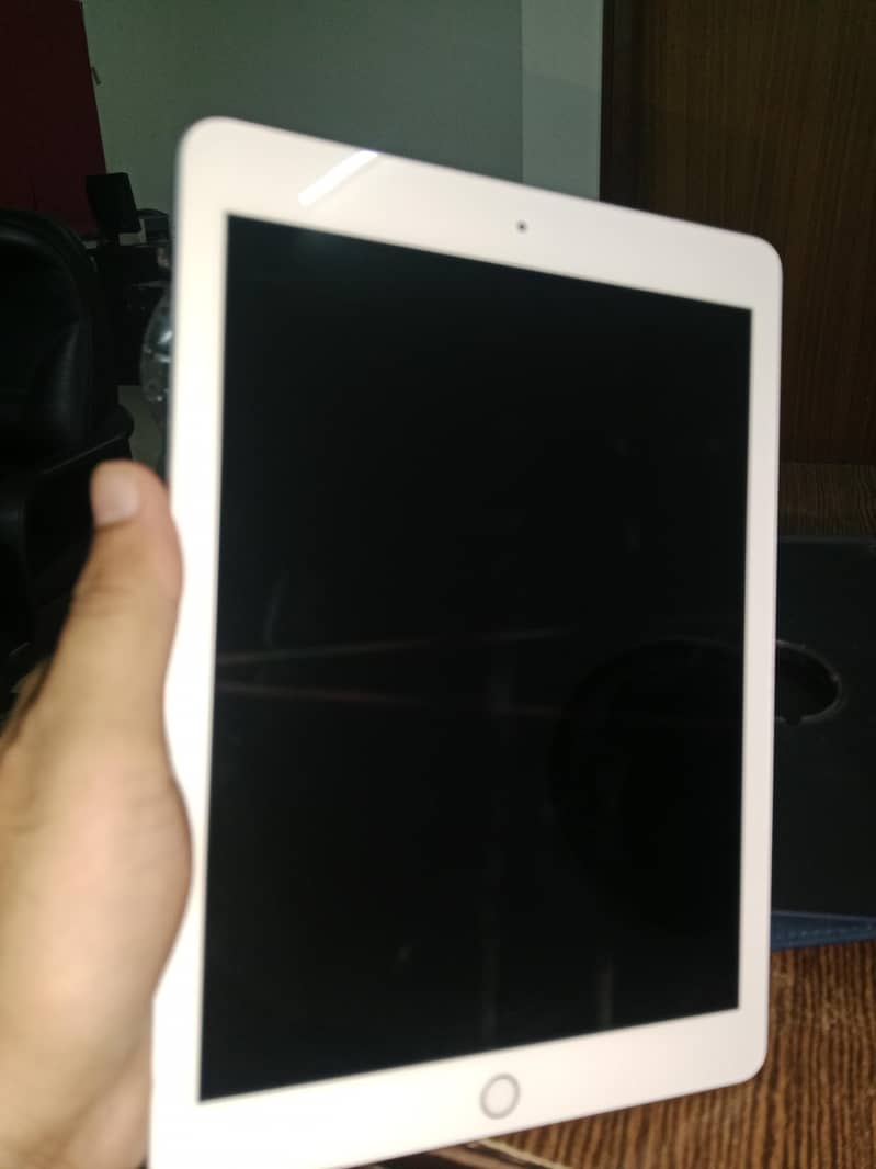 iPad 6 Generation 10/10 condition 7