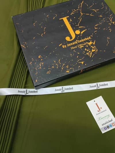 Men's green wash and wear suit. All season plain.