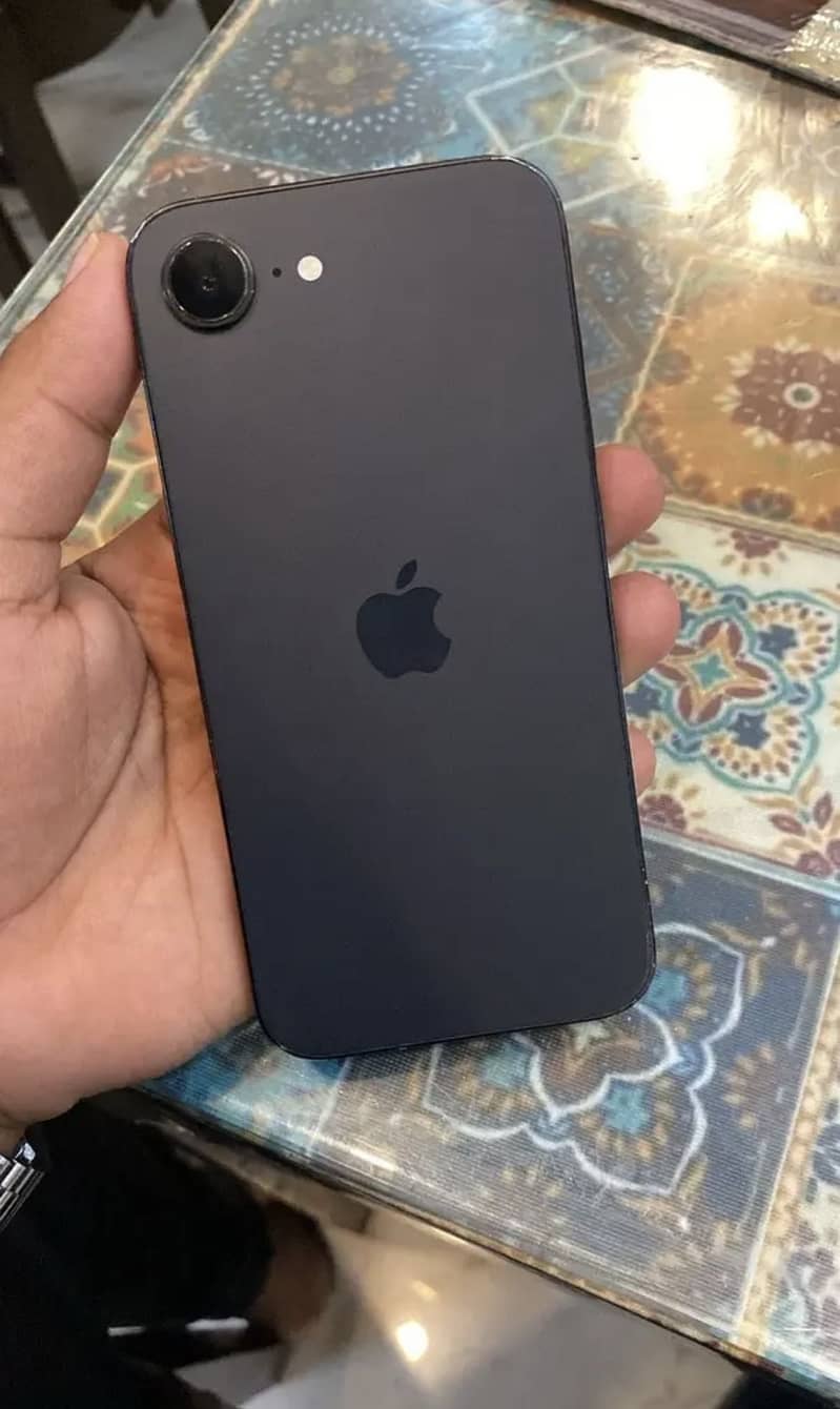 Apple iPhone 16e 0