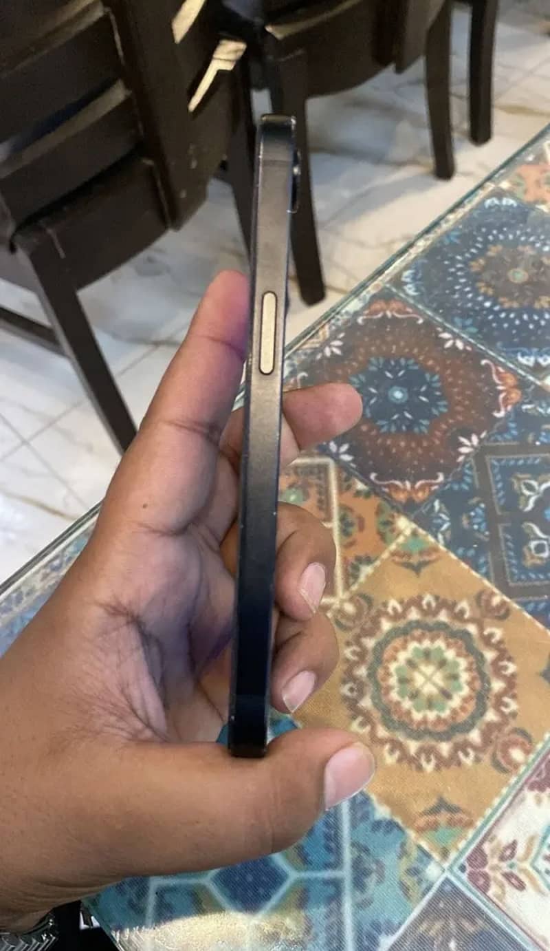 Apple iPhone 16e 1
