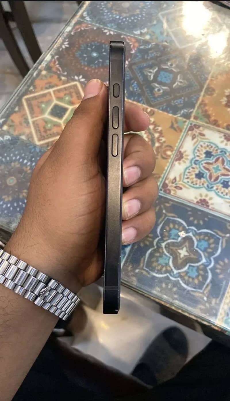 Apple iPhone 16e 2