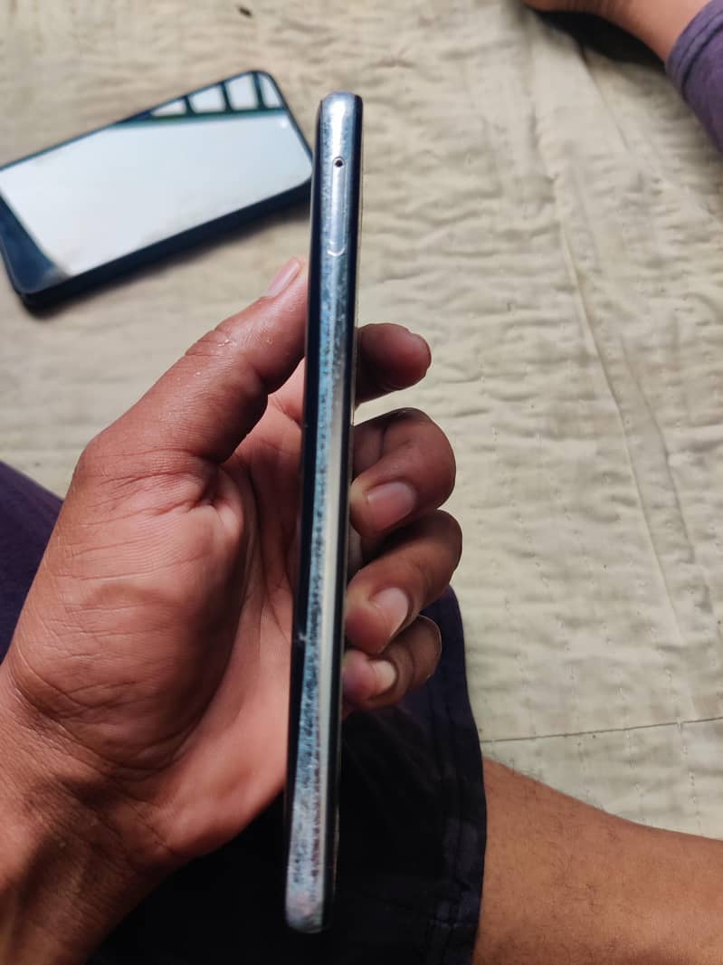 Sharp Aquos R2 3