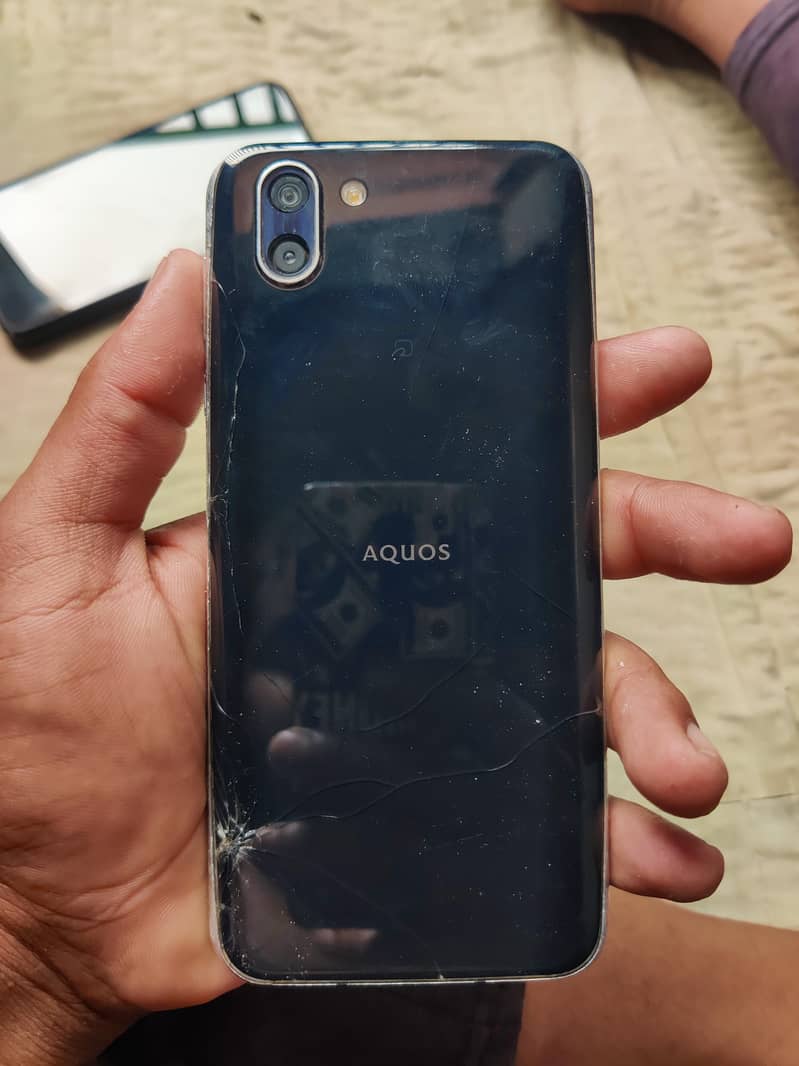 Sharp Aquos R2 4