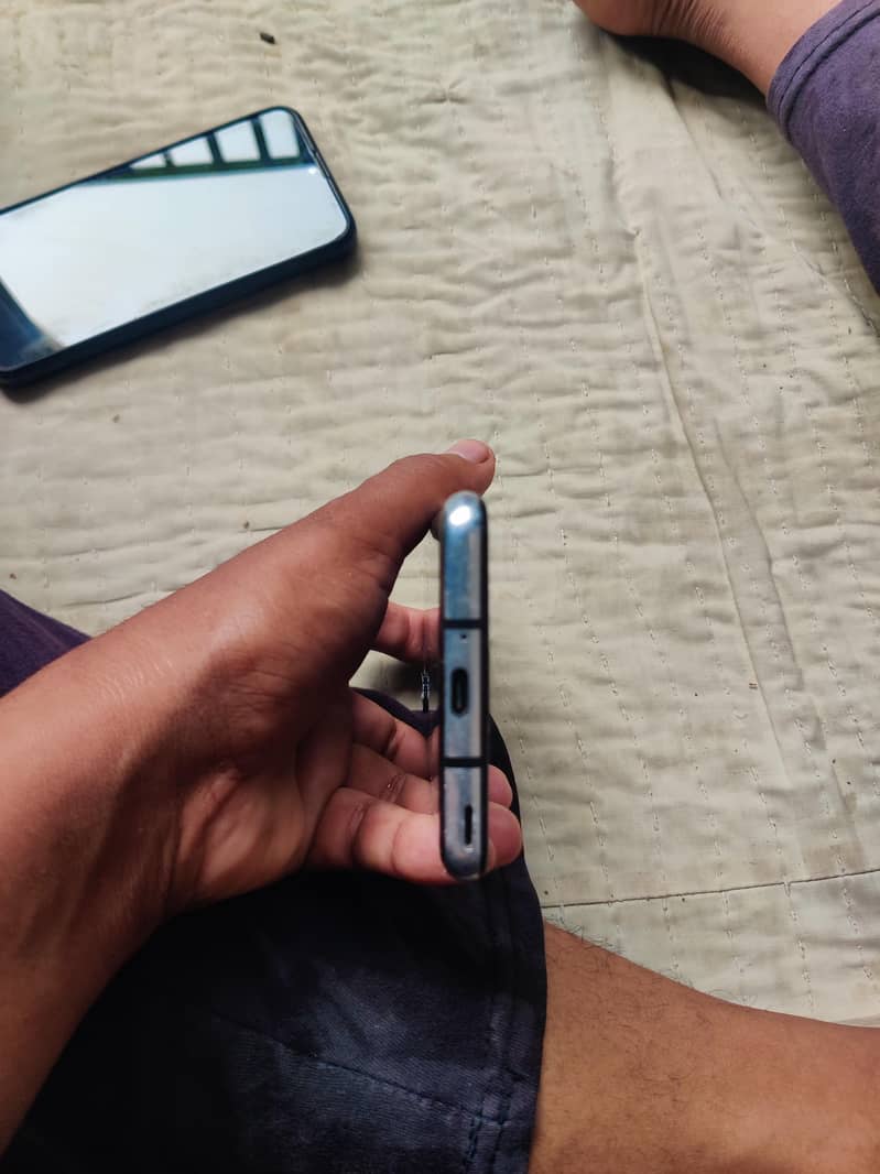 Sharp Aquos R2 5