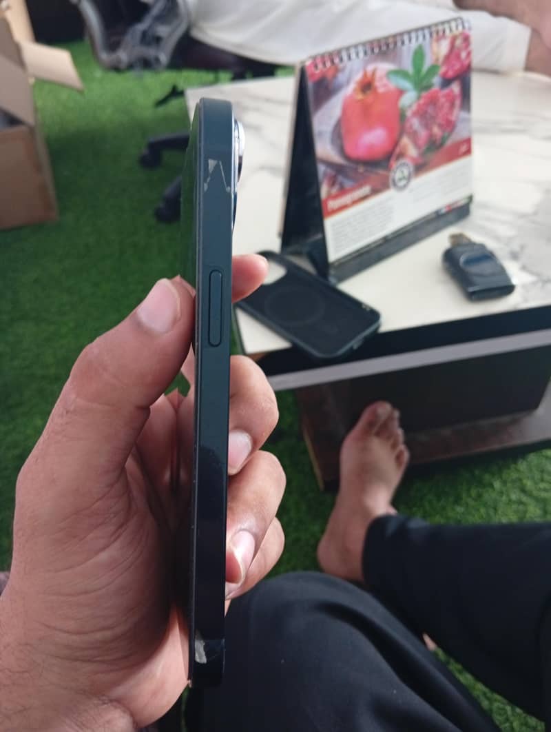 Apple iPhone 13 2