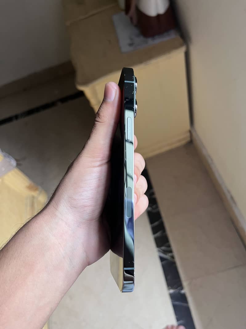 iPhone 13 Pro Max 2