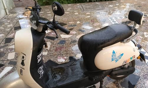 superstar Electric scooty