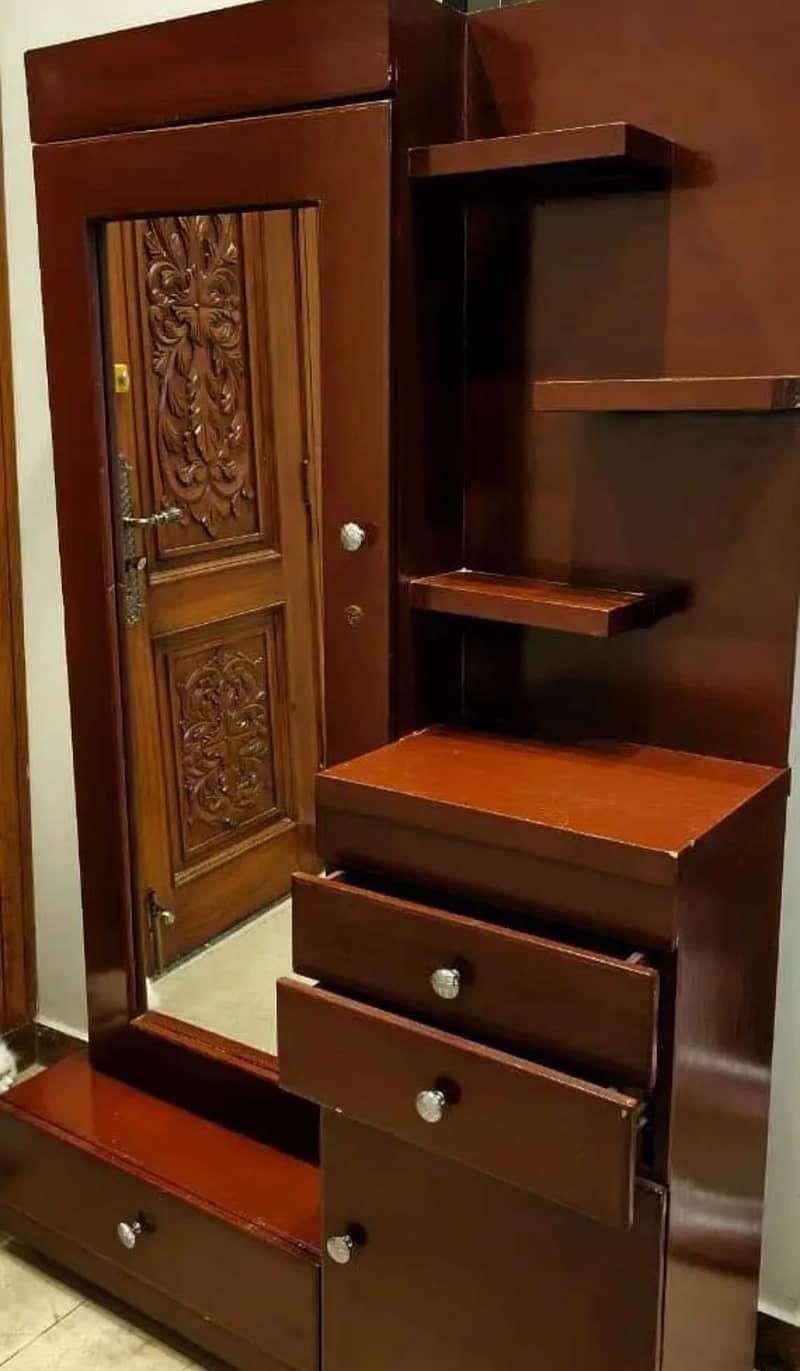 SMART DRESSING TABLE in good condition 0