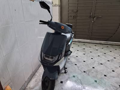 Rubin SR Electric Scooter - Stylish, Eco-friendly, Excellent Condition