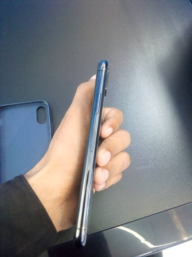 Apple iPhone X 4