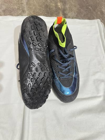 FOOTBALL GRIPPER SHOES AVAILABLE FOR SELL URGENT