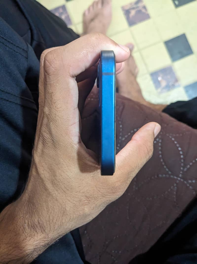 Apple iPhone 12 4