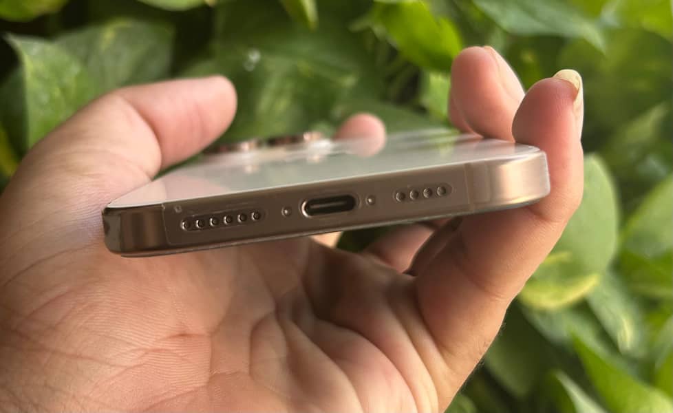 Apple iPhone 16 Pro Max 4