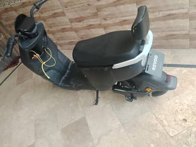 revoo electric scooty