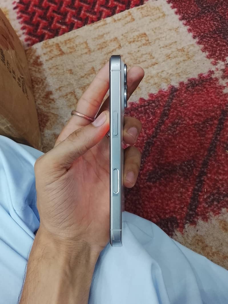Apple iPhone 16 Pro 2
