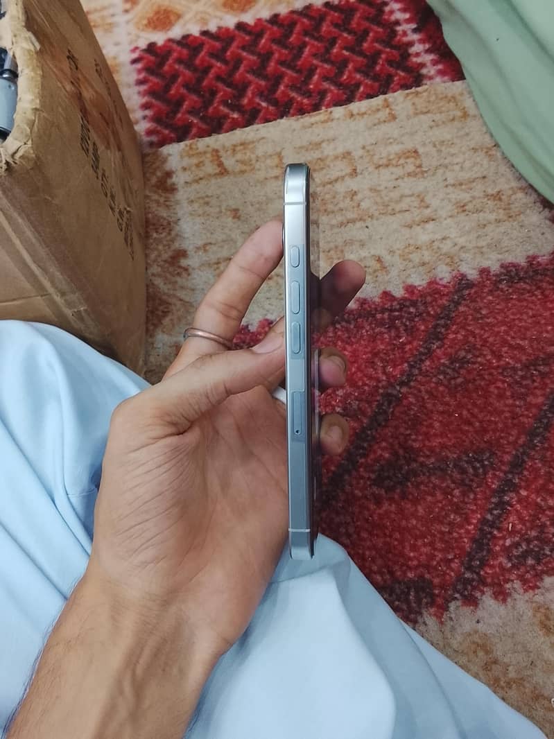 Apple iPhone 16 Pro 3