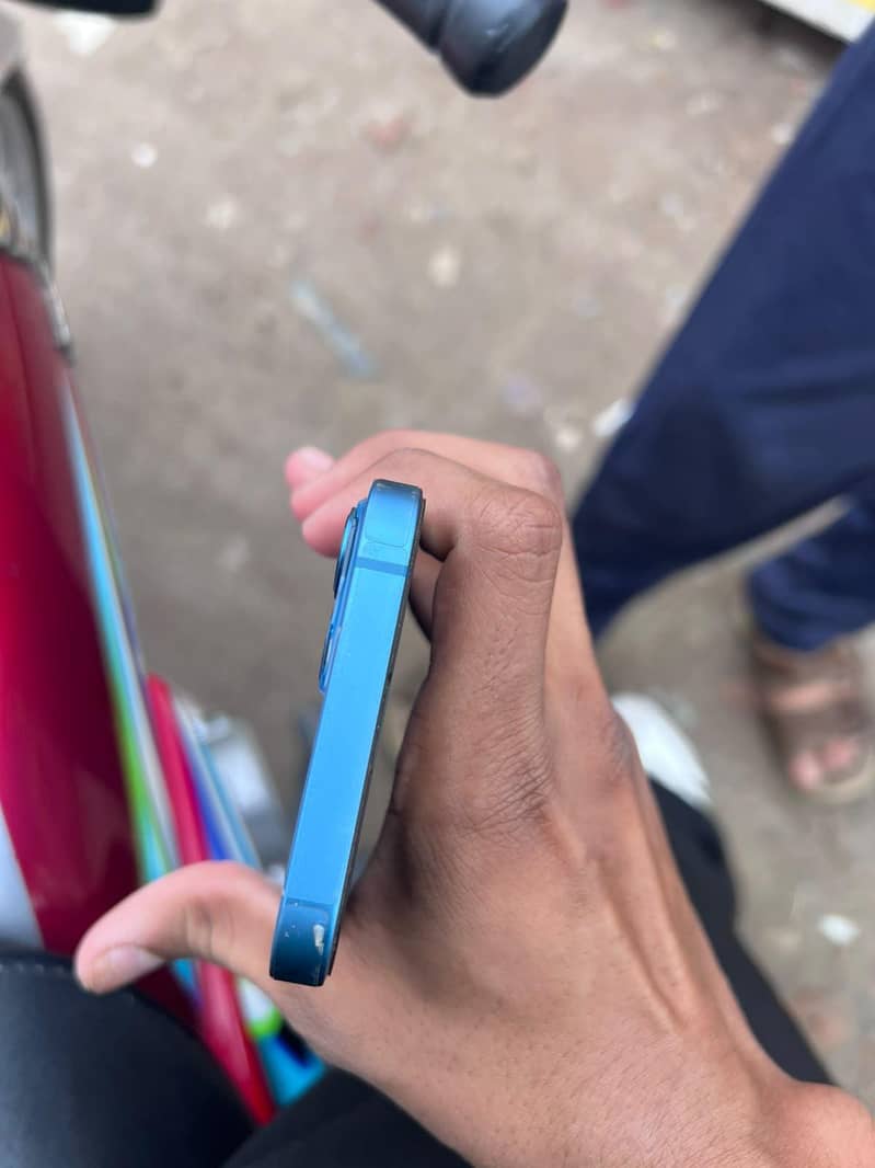 Apple iPhone 13 4