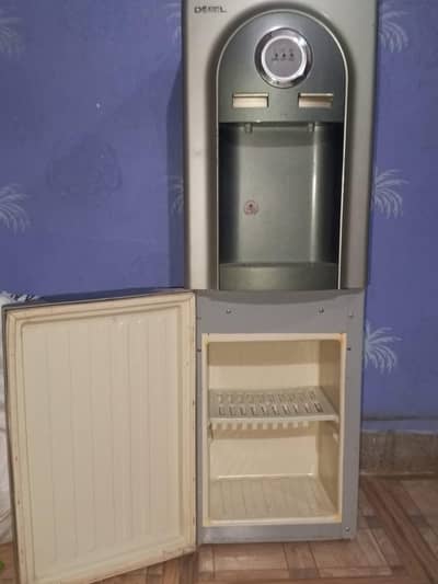 WATER DISPENSER HOT AND COLD MINT CONDITION
