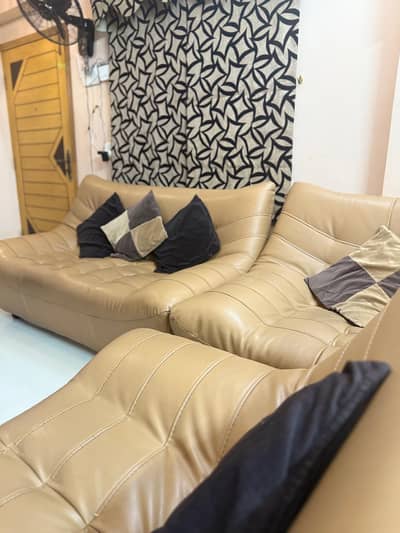 Comfortable & Modern Leather Sofa Set For Sale - Excellent Condition