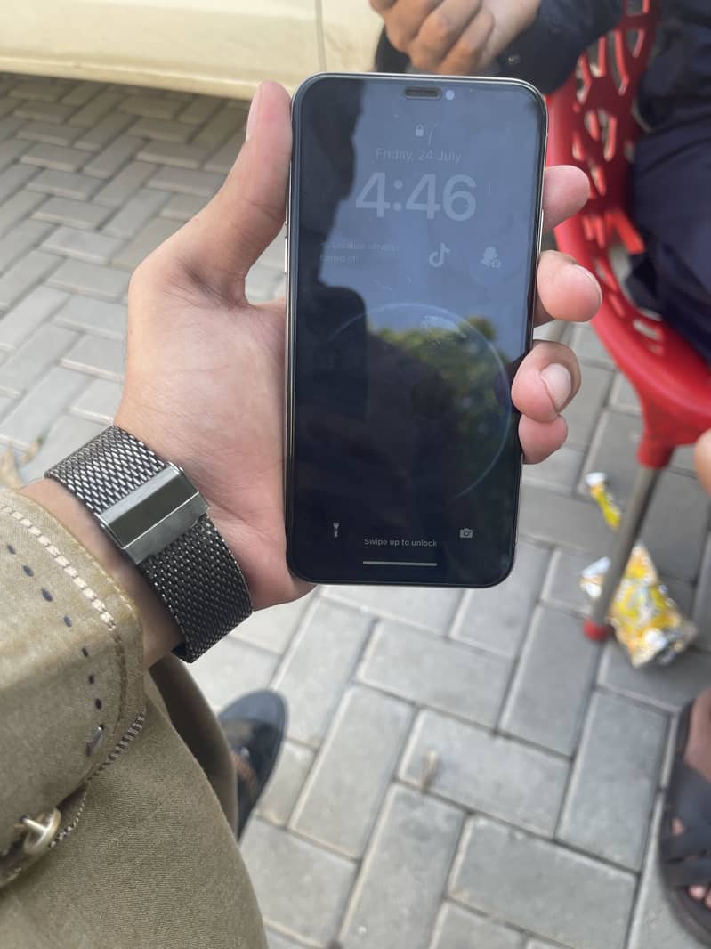 Apple iPhone X 4