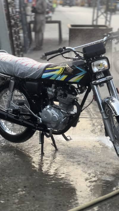Honda 125 black colour