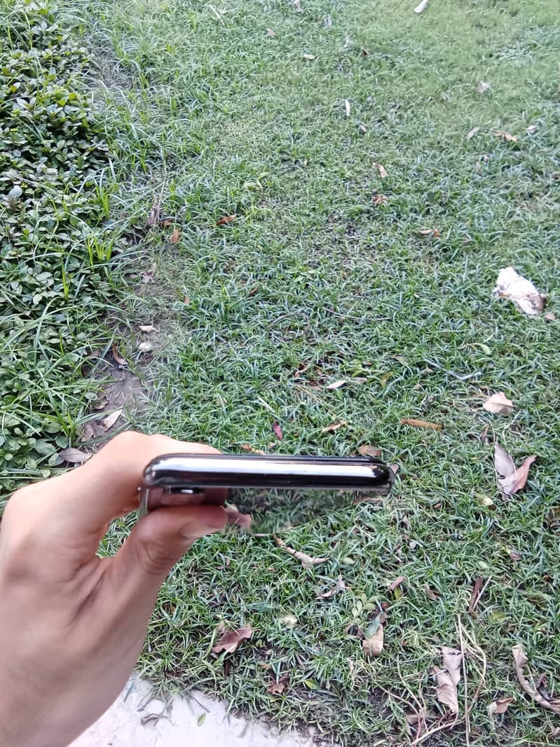Apple iPhone X 4