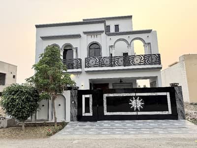 10 marla luxury facing park house