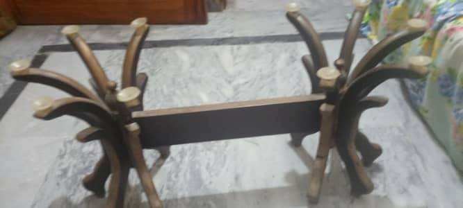 only table glass ni ha Sirf frame wood achi ha