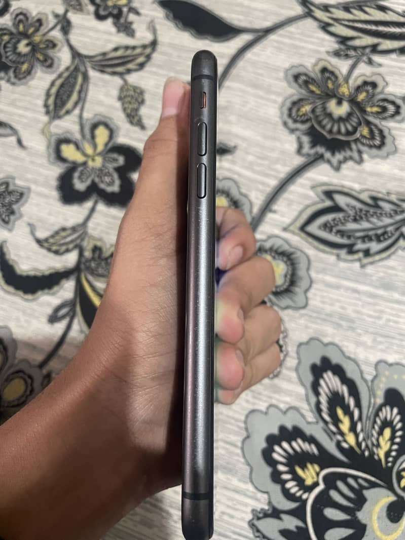 IPHONE 11 4