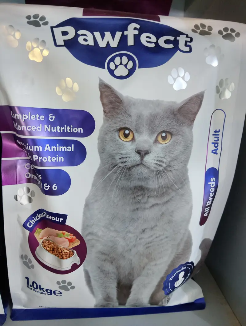 different varieties cat food available — photo 2