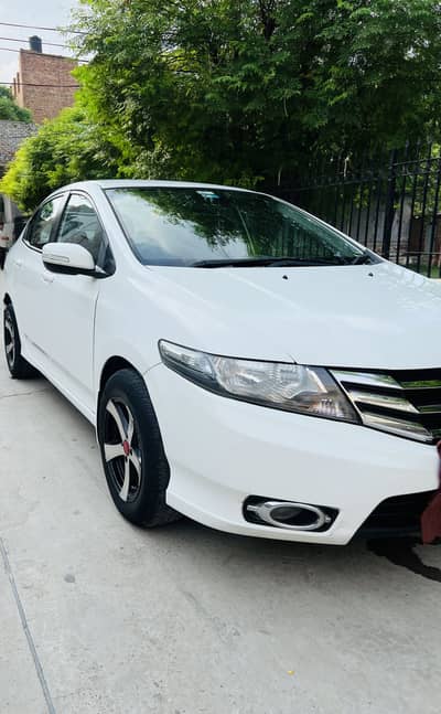 Honda city 2016 white 0/3/0/3/9/1/0/1/5/8/5