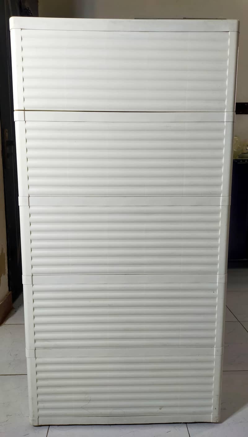 Wardrobe/Cupboard 4