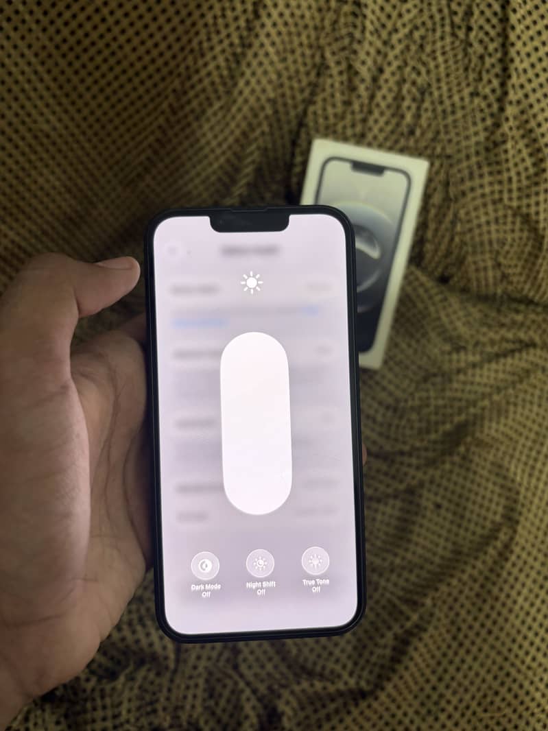 Apple iPhone 16e 2