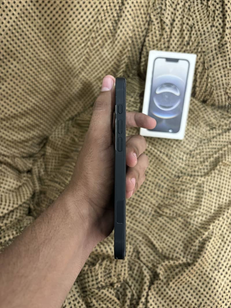 Apple iPhone 16e 3