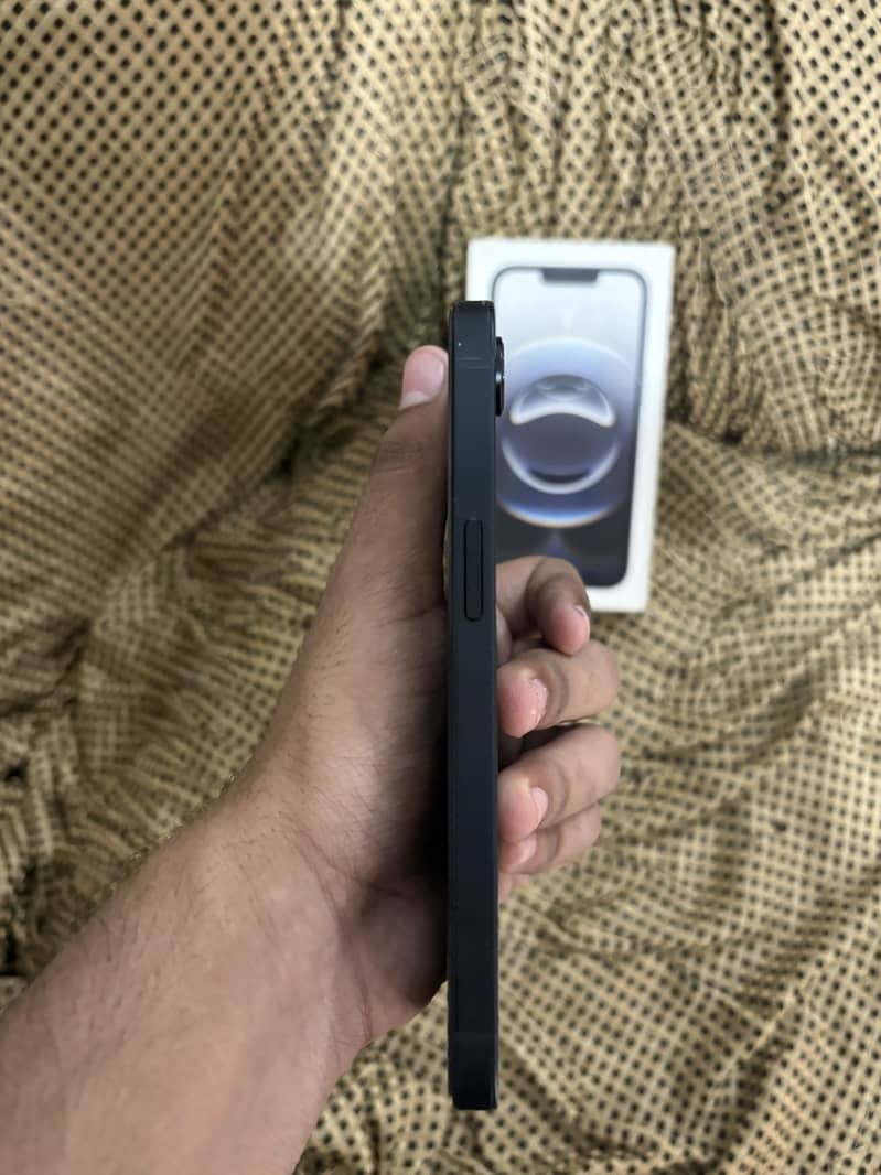 Apple iPhone 16e 4