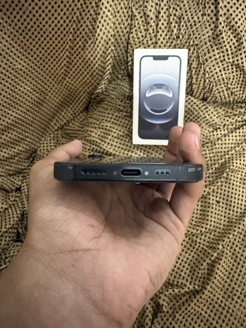 Apple iPhone 16e 5