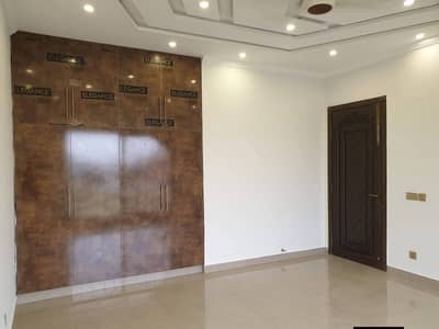 1 Kanal House for Families | Reasonable Rent | Main Location