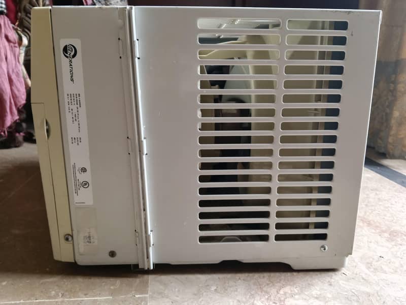 window AC 4