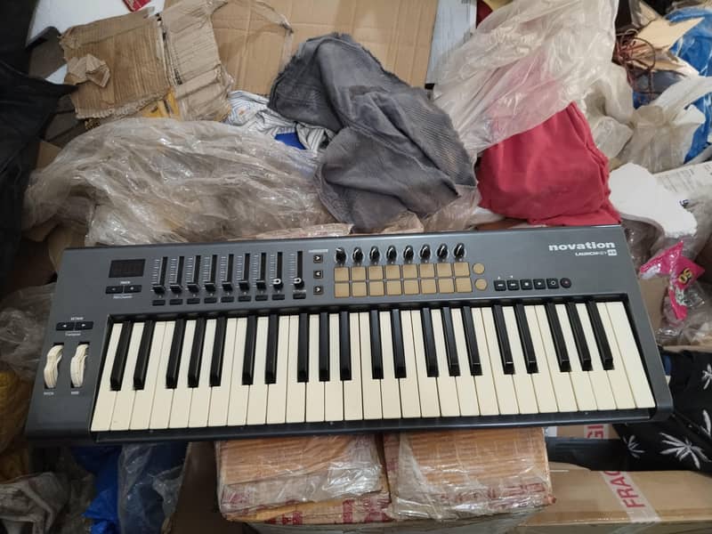 Novation LaunchKey 49 Midi Controller 0