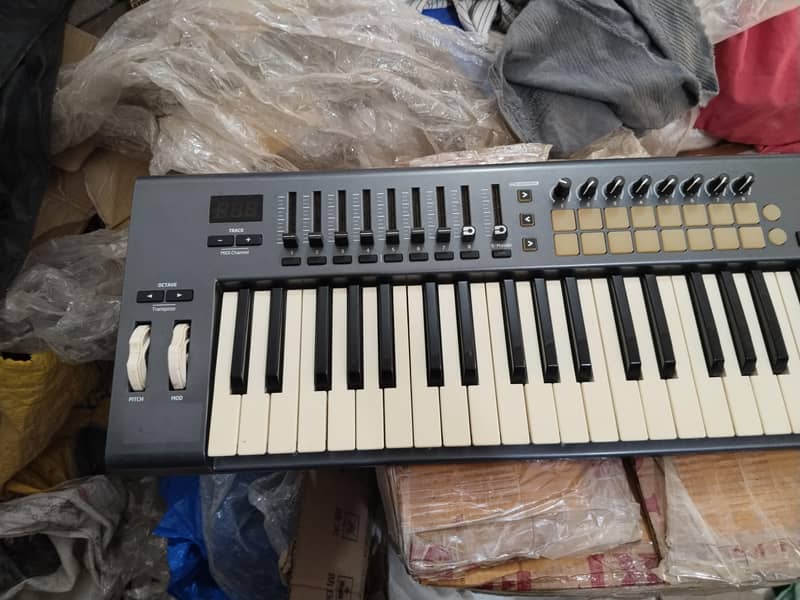 Novation LaunchKey 49 Midi Controller 1