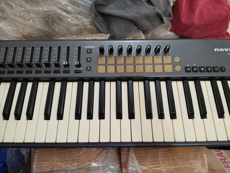 Novation LaunchKey 49 Midi Controller 2