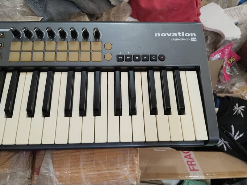 Novation LaunchKey 49 Midi Controller 3