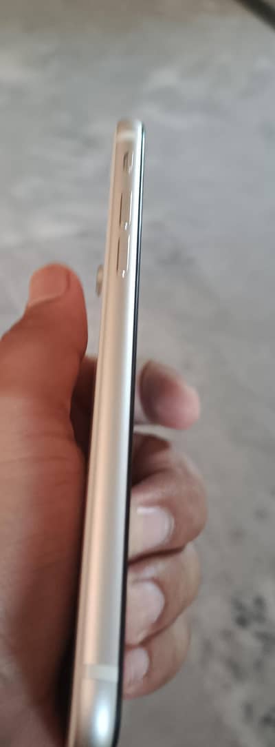 Apple iPhone SE 2023
