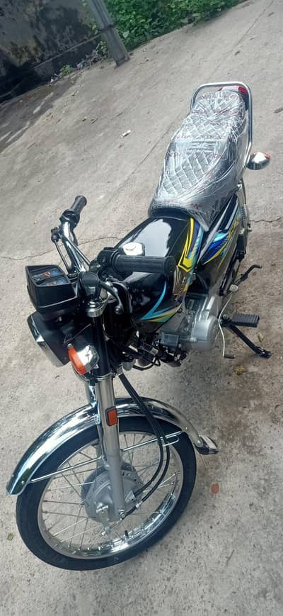 honda 125 colour black open later py han condition 10by 10 no OLX chat