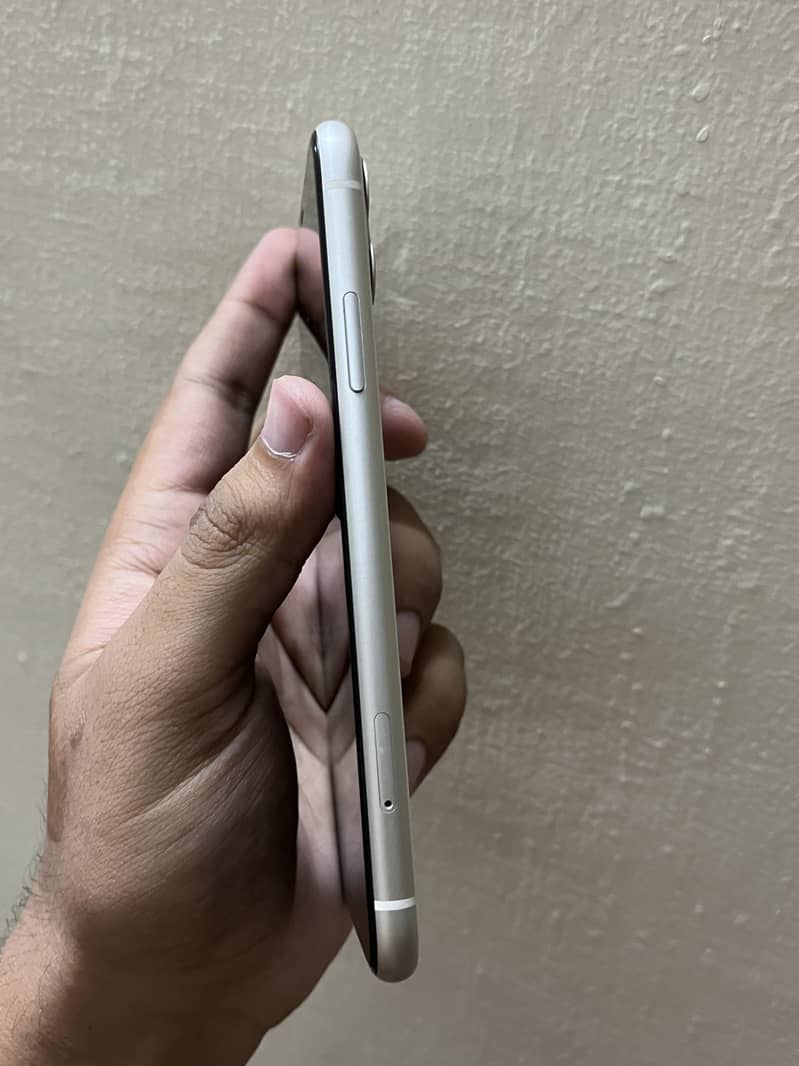 iPhone 11 4