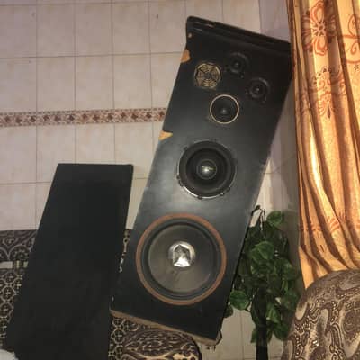 2 amplifier and 2 speaker big size