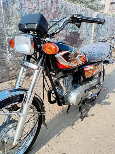 Honda 125 (2022) Karachi Number. . . . . 0327/8226048