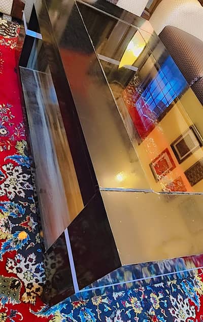 Two central tables in good condition 0  3  2  4  4  2  3  3  2  6  9