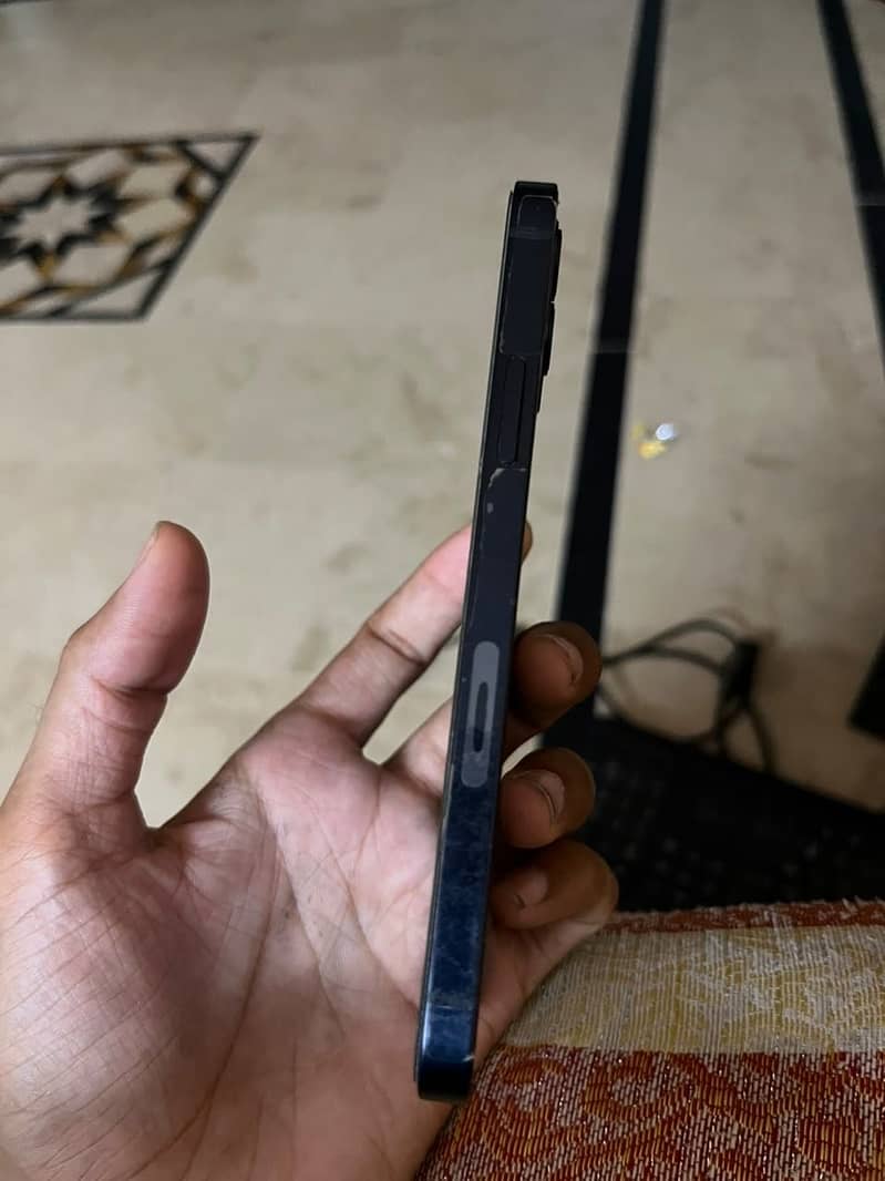 Apple iPhone 12 4