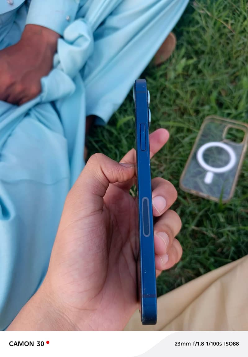 Apple iPhone 12 4